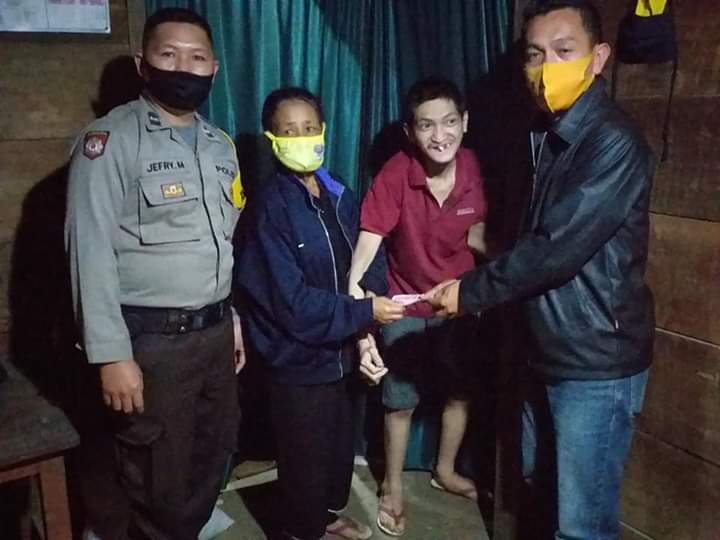 Pemdes Wulurmaatus Serahkan BLT DD Tahap 2 Kepada 11 Penerima